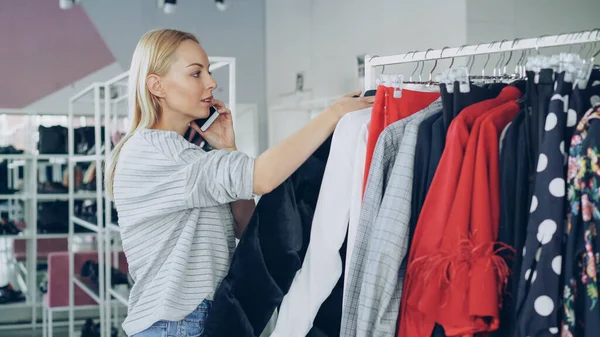 Kadın Müşteri Askı Geniş Dükkanda Üzerinde Moda Giysiler Yavaş Yavaş — Stok fotoğraf
