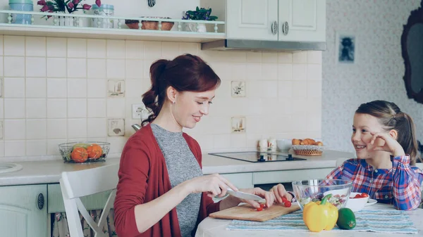 Χαρούμενα Ευτυχισμένη Μητέρα Κοπή Ντομάτες Μαγείρεμα Ενώ Μιλάτε Στην Κόρη — Φωτογραφία Αρχείου