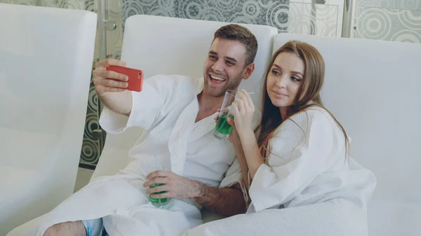 Aantrekkelijke Verliefde Paar Neemt Selfie Met Cocktail Glazen Gebruikend Smartphone — Stockfoto