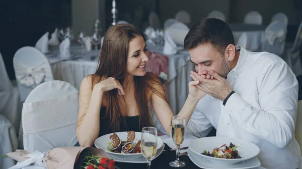 Feliz Pareja Amorosa Está Cogida Mano Hablando Besándose Durante Cena — Foto de Stock