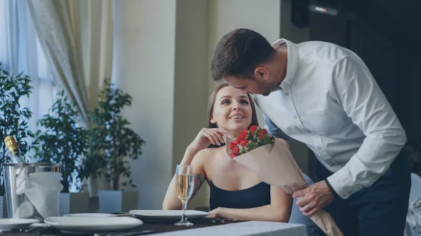 Hermosa Mujer Está Esperando Novio Buen Restaurante Viene Flores Besándola — Foto de Stock