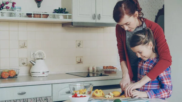 Young Pretty Mother Teaching Her Cute Daughter Cut Vegetables Properly — Stock Photo, Image