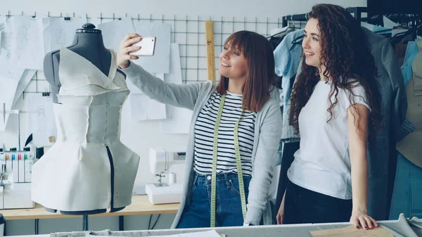 Dos Creativas Diseñadoras Están Haciendo Selfie Con Teléfono Inteligente Mientras — Foto de Stock