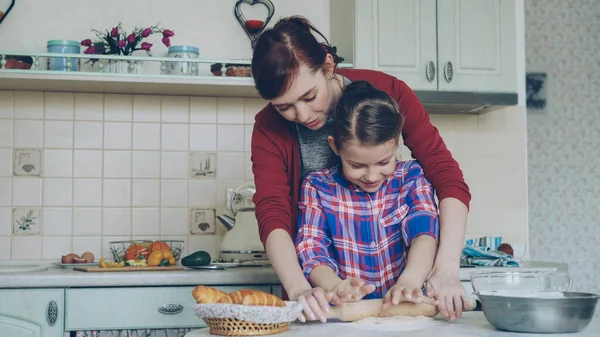 Young Attractive Mother Teaching Her Little Cute Daughter Rolling Dough — Stock Photo, Image