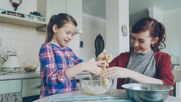 Feliz Madre Joven Hermosa Hija Cocinar Juntos Divertirse Mamá Quitando — Foto de Stock