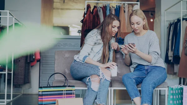 Aantrekkelijke Vrouwelijke Vrienden Praten Smartphone Controleren Terwijl Zit Een Modern — Stockfoto