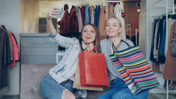 Meninas Bonitos Estão Sentados Fazendo Selfie Com Sacos Papel Coloridos — Fotografia de Stock