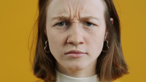 Portret Wściekłej Młodej Kobiety Patrzącej Obiektyw Wściekłością Agresją Żółtym Tle — Wideo stockowe