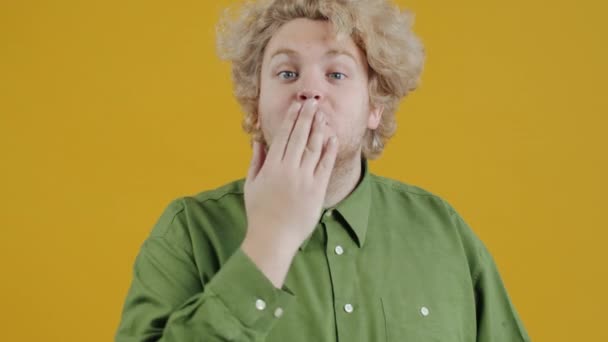 Portrét Okouzlujícího Mladíka Který Posílá Vzdušné Polibky Flirtuje Kamerou Žlutém — Stock video