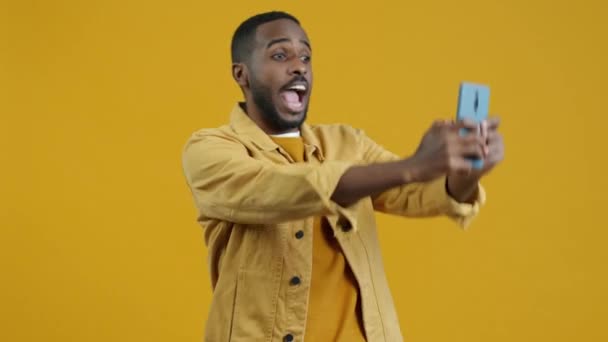 Portrét Pohledného Afroamerického Muže Selfie Mobilní Kamerou Pózující Žlutém Pozadí — Stock video