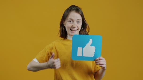 Portret Uroczej Dziewczyny Vlogger Pokazując Gest Kciuki Góry Trzymając Jak — Wideo stockowe