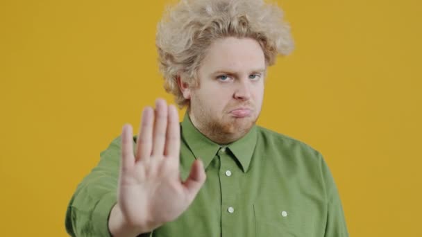 Retrato Jovem Confiante Mostrando Nenhum Gesto Mão Apertando Mãos Cabeça — Vídeo de Stock