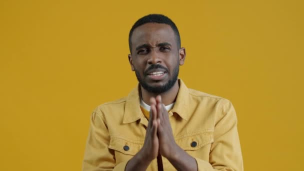 Ritratto Rallentatore Del Miserabile Ragazzo Afro Americano Che Implora Aiuto — Video Stock