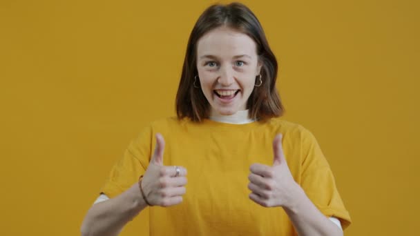 Zpomalený Portrét Potěšené Mladé Ženy Která Gestikuluje Palci Nahoru Usmívá — Stock video