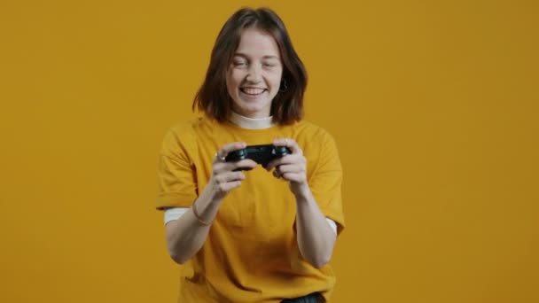 Portré Érzelmi Lány Videojáték Holding Joystick Majd Élvezi Győzelmet Sárga — Stock videók