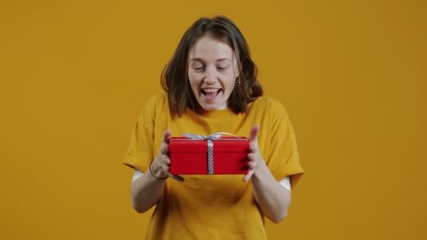 Retrato Menina Sorridente Segurando Presente Seguida Agitando Caixa Presente Decorada — Vídeo de Stock