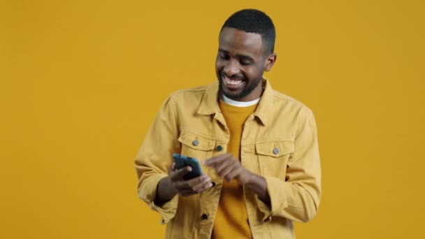 Stylový Afroamerický Student Selfie Sartphone Kamerou Pózující Usmívající Žlutém Pozadí — Stock video
