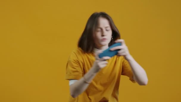 Retrato Menina Emocional Jogando Celular Vídeo Game Tocando Tela Smartphone — Vídeo de Stock