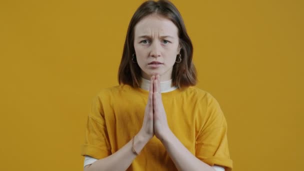 Медленный Портрет Обеспокоенной Молодой Женщины Просящей Тишины Указывающей Назад Молитвенным — стоковое видео