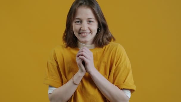 Zpomalený Portrét Skromné Dívky Usmívající Dívající Fotoaparát Dotýkající Obličeje Rukama — Stock video