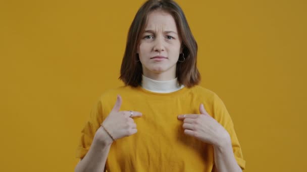 Zpomalený Film Portrét Mladé Dámy Ukazuje Sebe Pak Potřást Hlavou — Stock video