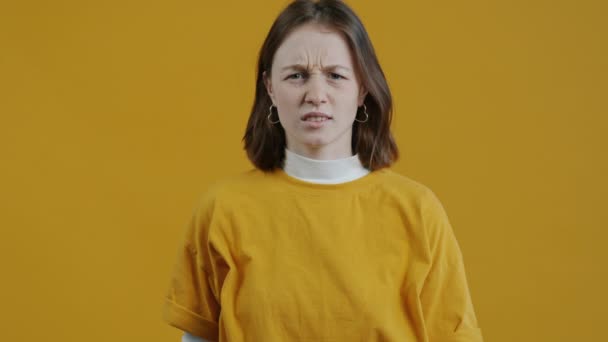 Retrato Câmera Lenta Menina Envergonhada Tocando Rosto Com Mão Olhando — Vídeo de Stock