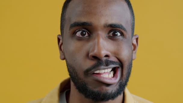 Közelkép Lassított Felvételű Portré Játékos Afro Amerikai Férfiról Aki Vicces — Stock videók