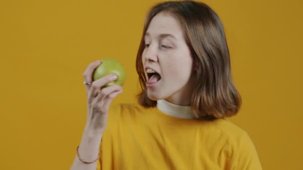 Retrato Câmera Lenta Uma Jovem Esbelta Comendo Maçã Sorrindo Fundo — Vídeo de Stock