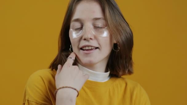 Retrato Câmera Lenta Menina Bonita Com Manchas Nos Olhos Tocando — Vídeo de Stock