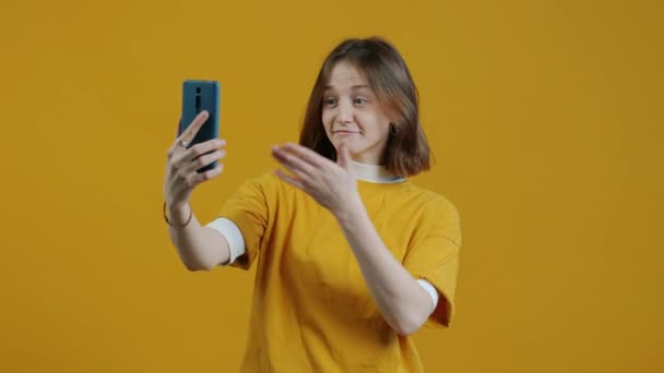 Çevrimiçi Video Görüşmesi Yapan Mutlu Genç Bayan Portresi Sarı Arka — Stok video