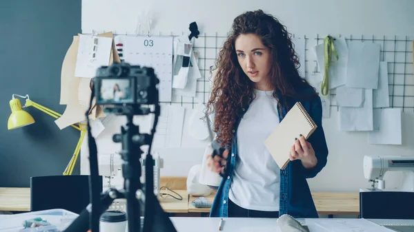 Unga Attraktiva Sömmerska Mode Bloggare Videoinspelning Med Kamera Talar Och — Stockfoto