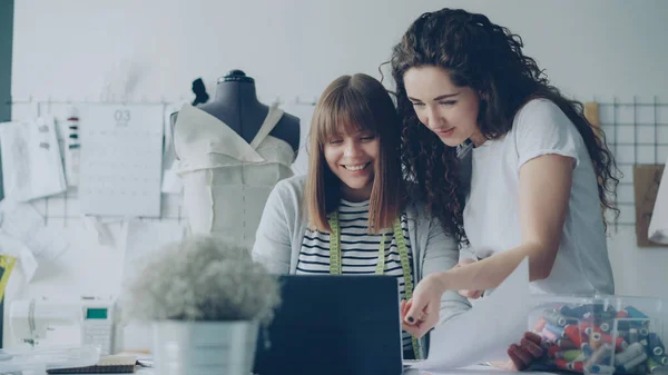 Vrolijke Creatieve Kledingsontwerpers Bekijkt Laptop Scherm Met Vriendelijke Gesprek Gebaren — Stockfoto