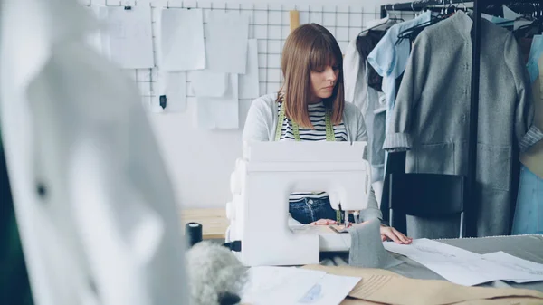 Serbest Çalışan Kadın Giyim Tasarımcısı Dikiş Makinesi Ile Çalışma Tekstil — Stok fotoğraf