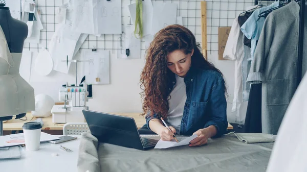 Self Employed Seamstress Working Laptop Sitting Table Modern Light Workshop — Stock Photo, Image