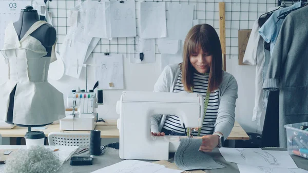 Genç Çekici Terzi Dikiş Makinesi Üzerinde Çalışan Kadın Giysi Çizimler — Stok fotoğraf