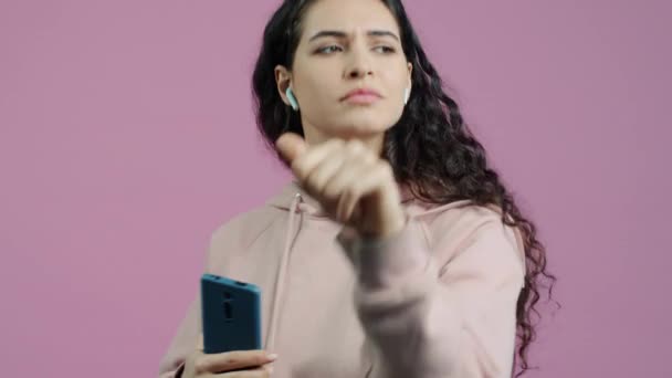 Retrato Una Joven Despreocupada Bailando Usando Auriculares Inalámbricos Sosteniendo Teléfono — Vídeos de Stock