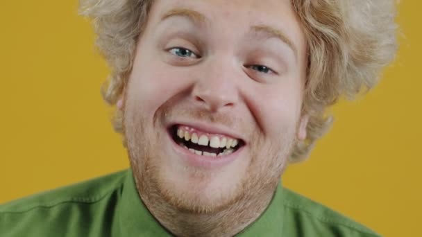 Close Portrait Cute Blond Guy Laughing Making Funny Faces Yellow — Stock Video