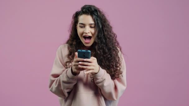 Garota Excitada Está Rindo Assistindo Tela Smartphone Seguida Olhando Para — Vídeo de Stock