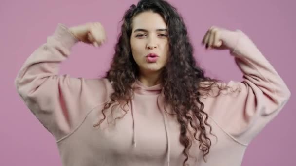 Portré Gyönyörű Fiatal Mutatja Bicepsz Izmok Mosolygós Álló Rózsaszín Háttér — Stock videók
