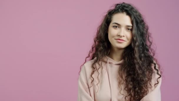 Retrato Bela Jovem Apontando Para Lado Sorrindo Sobre Fundo Rosa — Vídeo de Stock