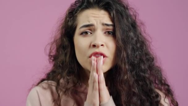 Ritratto Ravvicinato Miserabile Giovane Donna Che Implora Aiuto Esprimere Emozioni — Video Stock