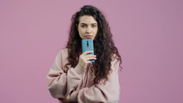 Gülümseyen Genç Bayan Akıllı Telefon Kullanıyor Mesaj Atıyor Pembe Arka — Stok video