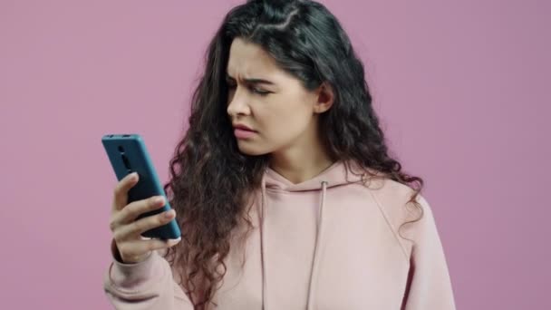 Portrett Misfornøyd Ung Kvinne Som Bruker Smarttelefon Skjermen Kaste Enhet – stockvideo