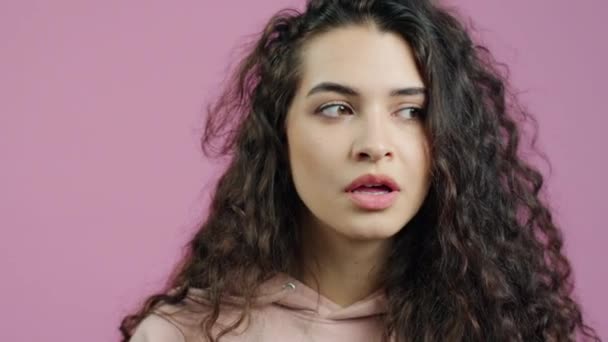 Gros Plan Portrait Jolie Jeune Femme Touchant Les Lèvres Avec — Video
