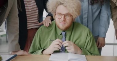 Komik adam ofiste kendini kaybolmuş ve yorgun hissederken meslektaşları iş sonuçları ve verimlilik talep ediyor. İnsanlar ve işyeri konsepti.