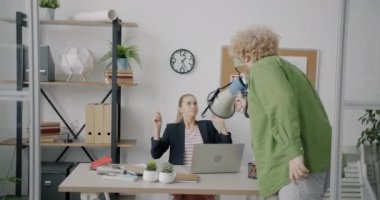 Komik kötü adam kötü patron ofiste megafonla korkmuş astlara bağırıyor. Şirket ilişkisi ve olumsuz duygular kavramı.