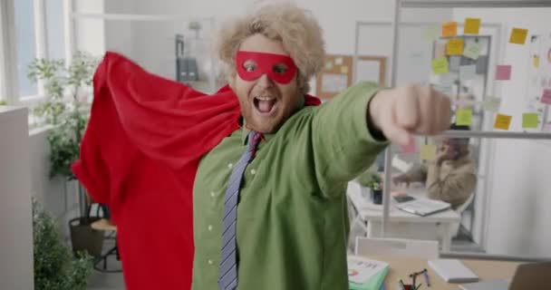 穿着红色斗篷 戴着面具的疯狂办公室职员的画像 他们在工作时伸出胳膊 挥动着超级英雄的服装 人与职业概念 — 图库视频影像