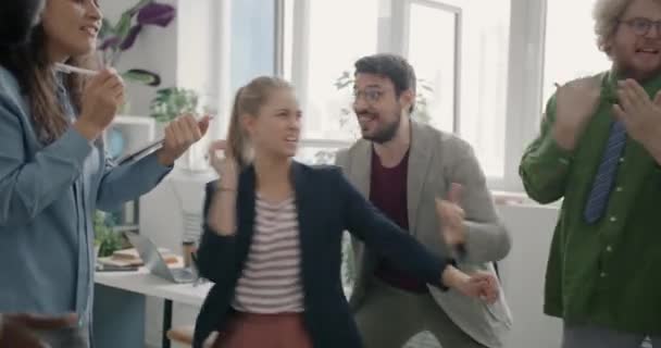 Veselí Obchodníci Hrají Šipky Smějí Když Plácají Moderním Kanclu Zábava — Stock video