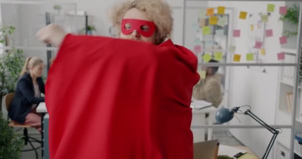 Slow Motion Porträtt Superhjälte Röd Cape Står Kontoret Och Tittar — Stockvideo