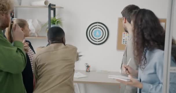 Uomo Afroamericano Sta Giocando Freccette Lavoro Mentre Colleghi Diversi Gruppi — Video Stock